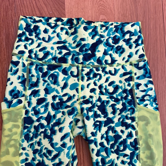 Fabletics Powerhold leggings cheetah print green and yellow - Picture 2 of 5